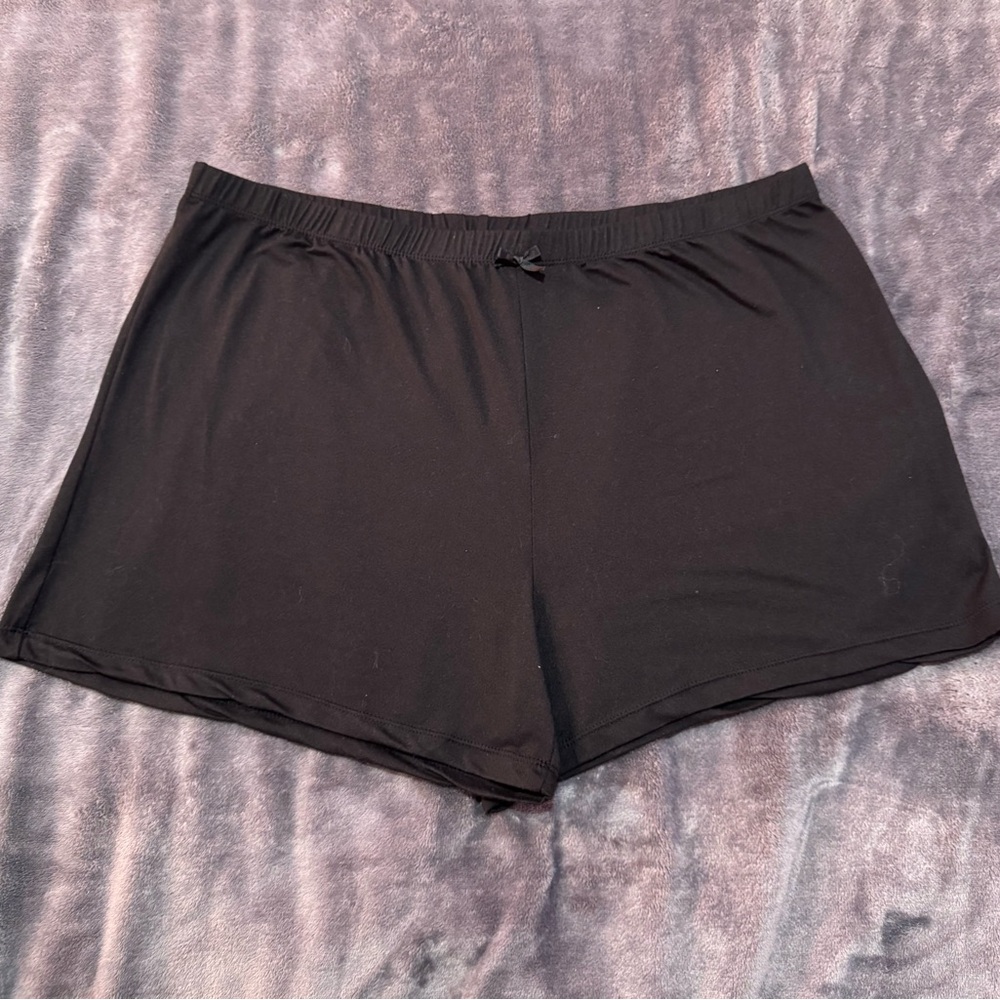 Black Pajamas with a bow on top! Size: XL Color: Black